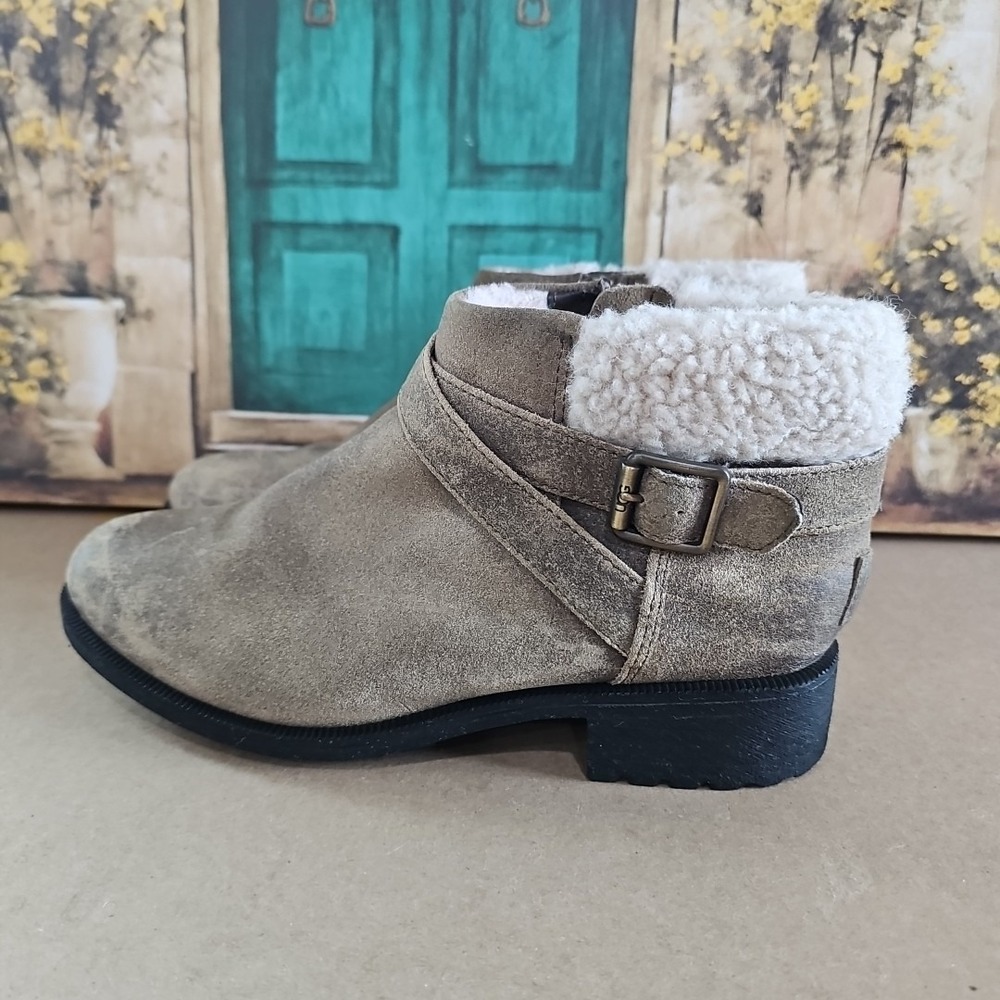 UGG Benson waterproof Buckle Sheepskin Ankle Booties. Women's Size US 9‎